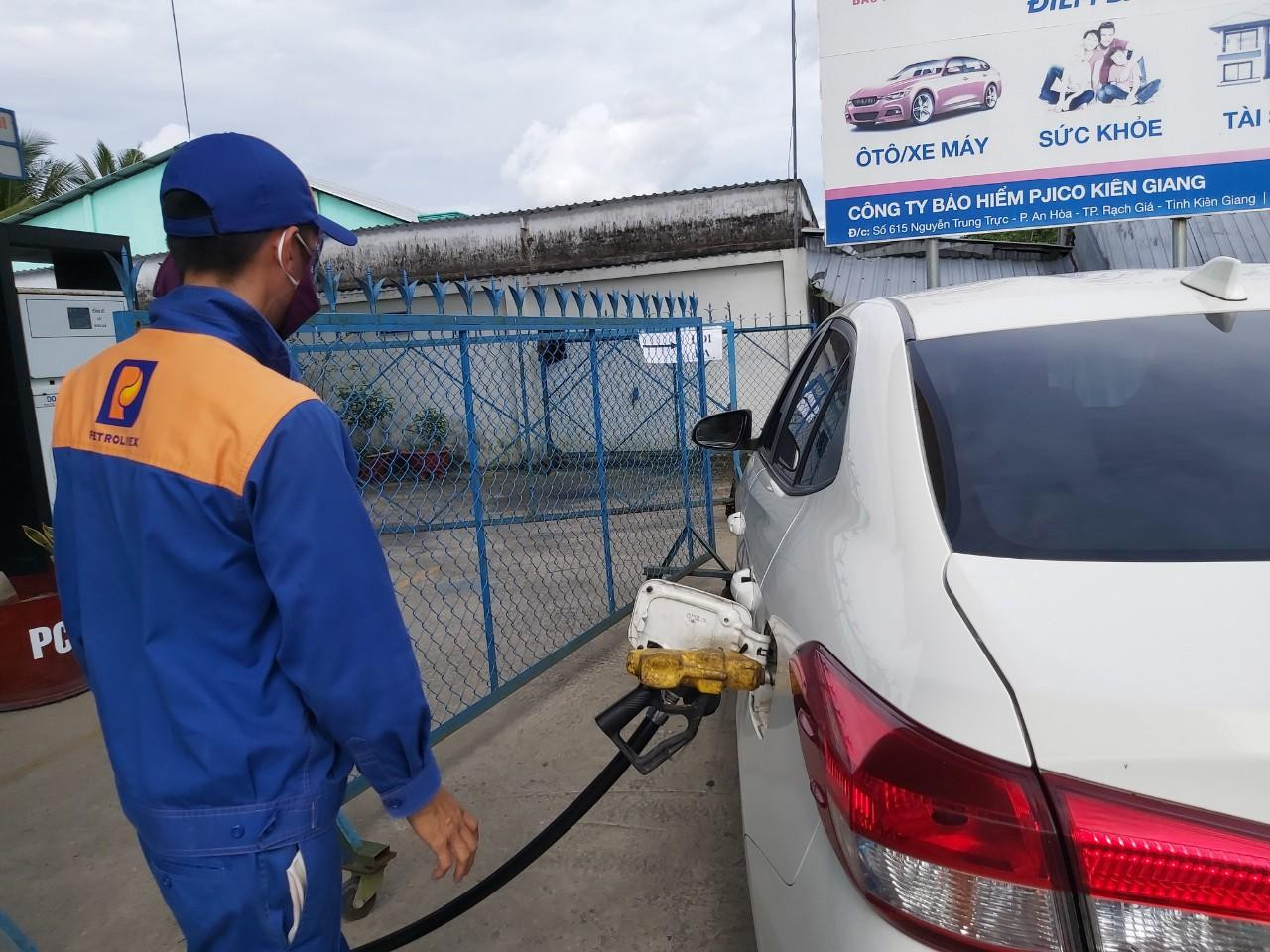 Một cửa hàng Petrolimex (huyện Gò Quao) mặc dù kéo rào chắn xung quanh, nhưng vẫn bán cho người dân. (Ảnh chụp lúc 14h50).