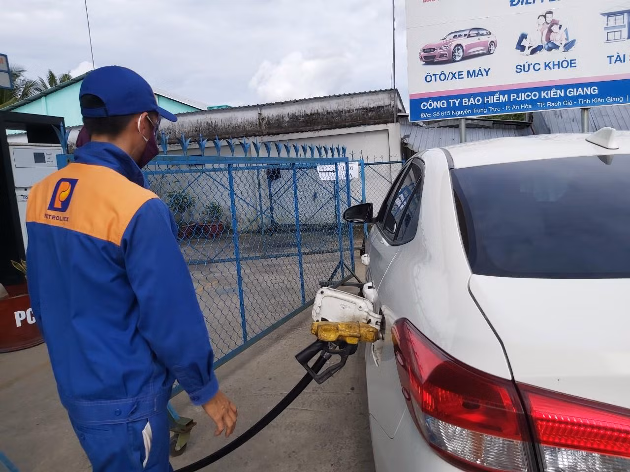 Một cửa hàng Petrolimex (huyện Gò Quao) mặc dù kéo rào chắn xung quanh, nhưng vẫn bán cho người dân. (Ảnh chụp lúc 14h50).