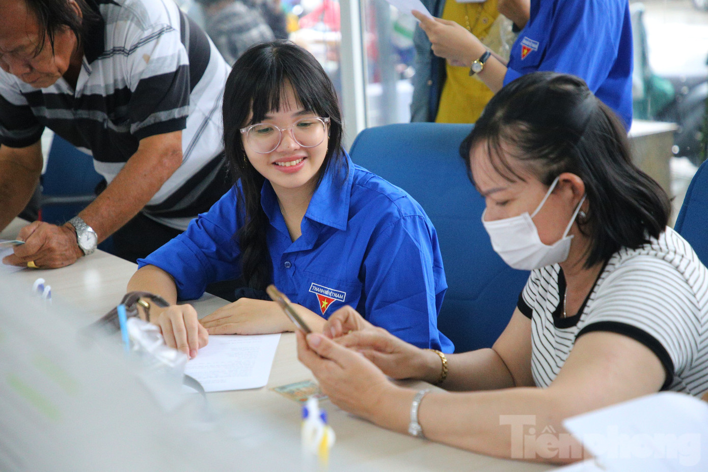 Với tỉ lệ hồ sơ trực tuyến tăng mạnh, đã hỗ trợ rất nhiều cho người dân giảm thời gian chờ đợi so với nộp hồ sơ trực tiếp, cán bộ hành chính cũng tiếp nhận giải quyết được nhiều hồ sơ hơn, thời gian xử lý nhanh hơn. Trong ảnh, bạn Thái Thị Thu Thiện - Đoàn viên Trường THPT Phú Quốc hỗ trợ, hướng dẫn người dân làm thủ tục hành chính, nộp hồ sơ trực tuyến.