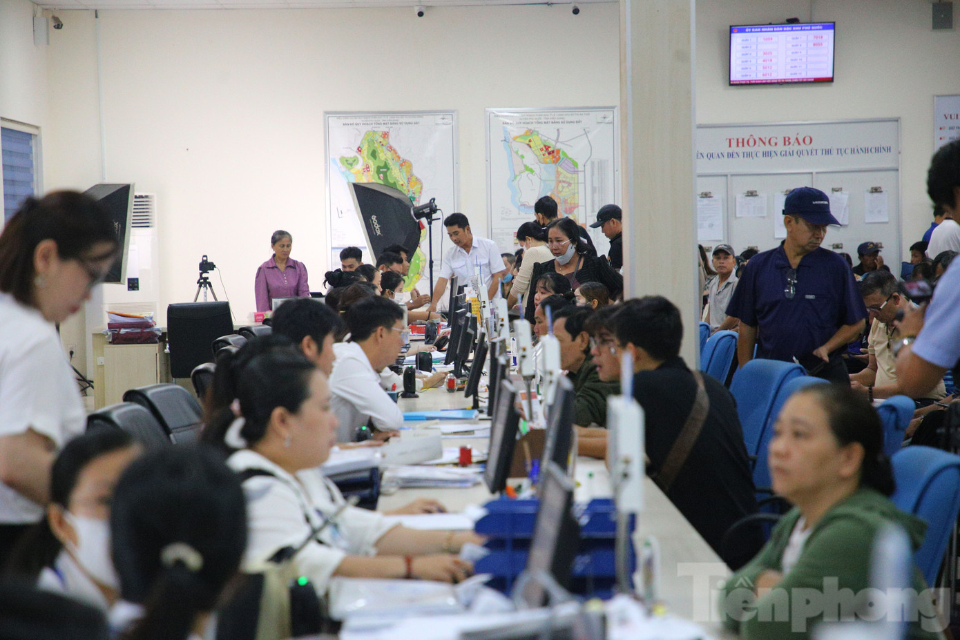 Ông Nguyễn Trọng Thưởng - Phó Giám đốc Trung tâm Phục vụ hành chính công đặc khu Phú Quốc cho biết, sau một tuần tổ chức lại TP. Phú Quốc thành đặc khu duy nhất, bình quân trung tâm tiếp nhận và trả kết quả khoảng 400 - 500 hồ sơ mỗi ngày. Nhiều nhất là hồ sơ lĩnh vực đất đai, hộ tịch, giấy phép kinh doanh.