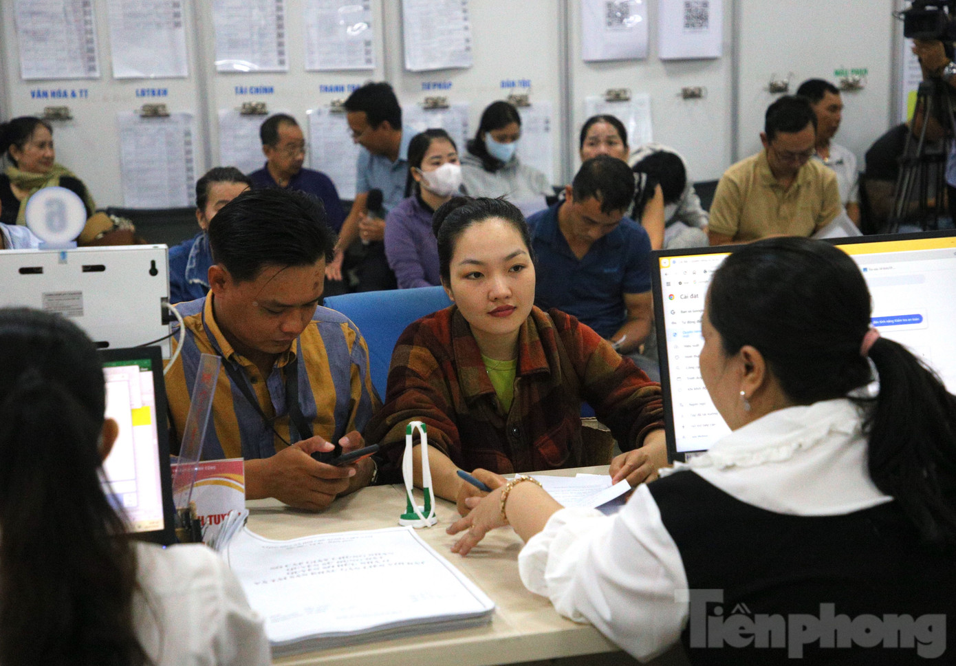 Ngoài trung tâm hành chính công tập trung, đặc khu Phú Quốc còn tổ chức 7 đội hỗ trợ được bố trí túc trực tại trụ sở các xã, phường cũ để hướng dẫn người dân làm thủ tục hành chính. Hiện cấp đặc khu đang tiếp nhận và giải quyết khoảng 400 thủ tục hành chính. Tất cả đều có mã QR để người dân tra cứu, kèm hướng dẫn chi tiết. Trung tâm cũng công khai email, số điện thoại để tiếp nhận phản hồi của người dân.