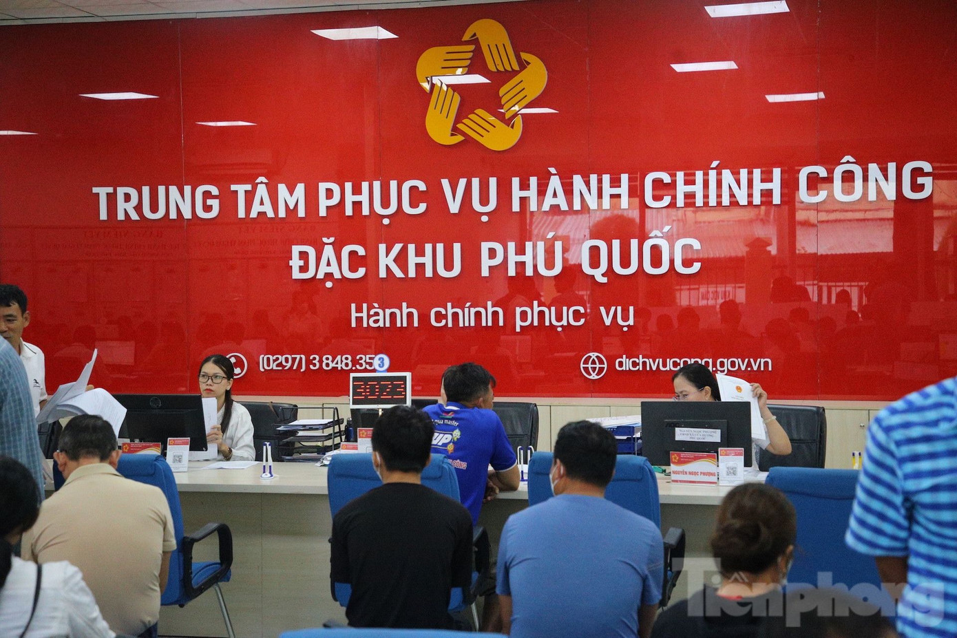 Ghi nhận của PV Tiền Phong sáng 8/7, tại Trung tâm Phục vụ Hành chính công đặc khu Phú Quốc (số 3 đường Mai Thị Hồng Hạnh, đặc khu Phú Quốc, An Giang), lượng người dân đến làm thủ tục gấp 4 lần so với khi chưa vận hành chính quyền đặc khu.