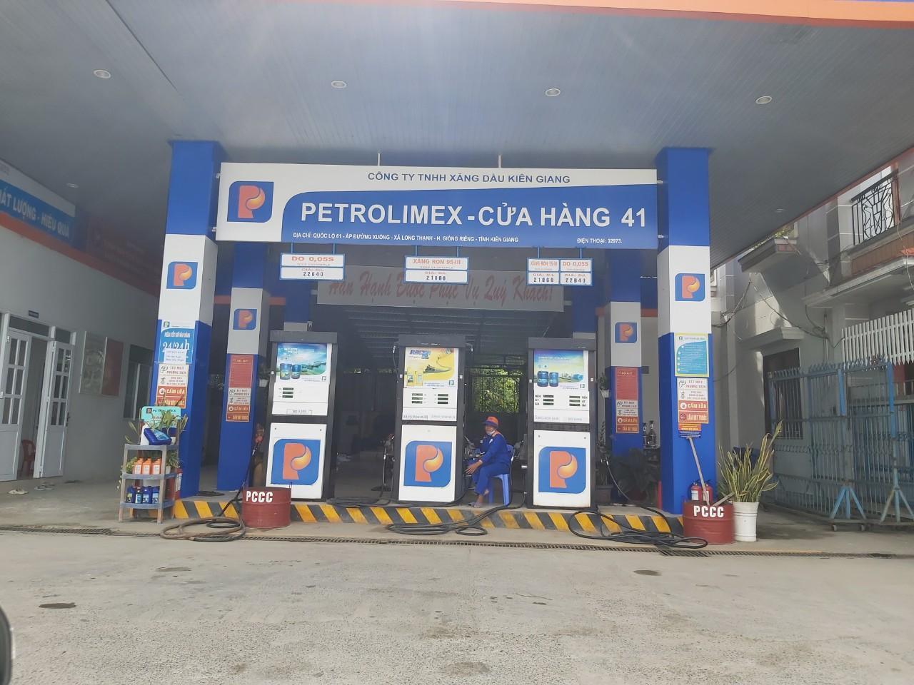 Một cửa hàng Petrolimex trên địa bàn huyện Giồng Riềng (Kiên Giang) hết xăng.