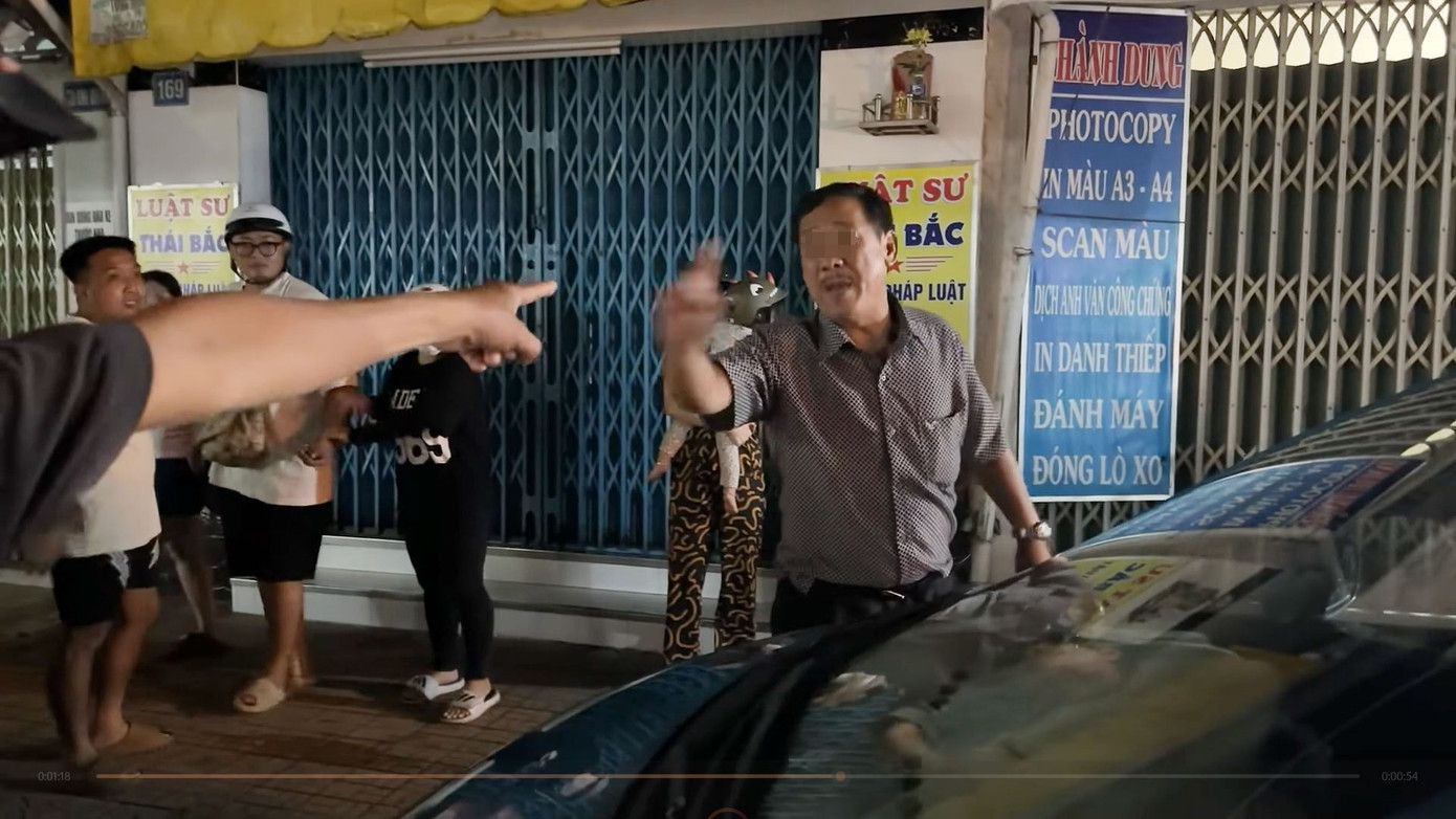 Hình ảnh ông D. cự cãi được người dân ghi lại. (Ảnh chụp màn hình) Hình ảnh ông D. cự cãi được người dân ghi lại. (Ảnh chụp màn hình)
