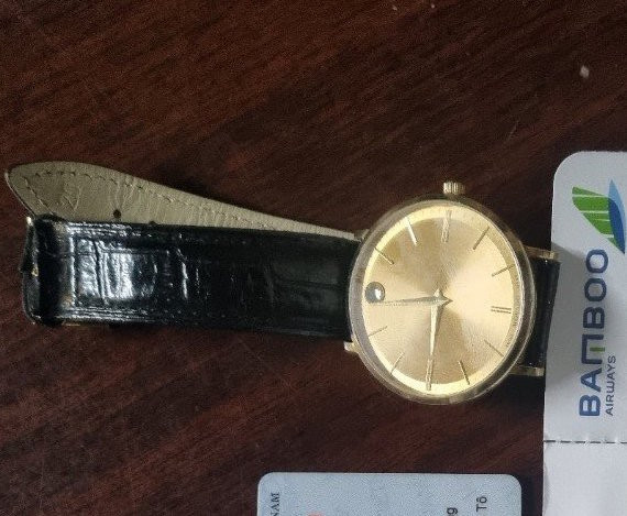Đồng hồ đeo tay nhãn hiệu Movado.