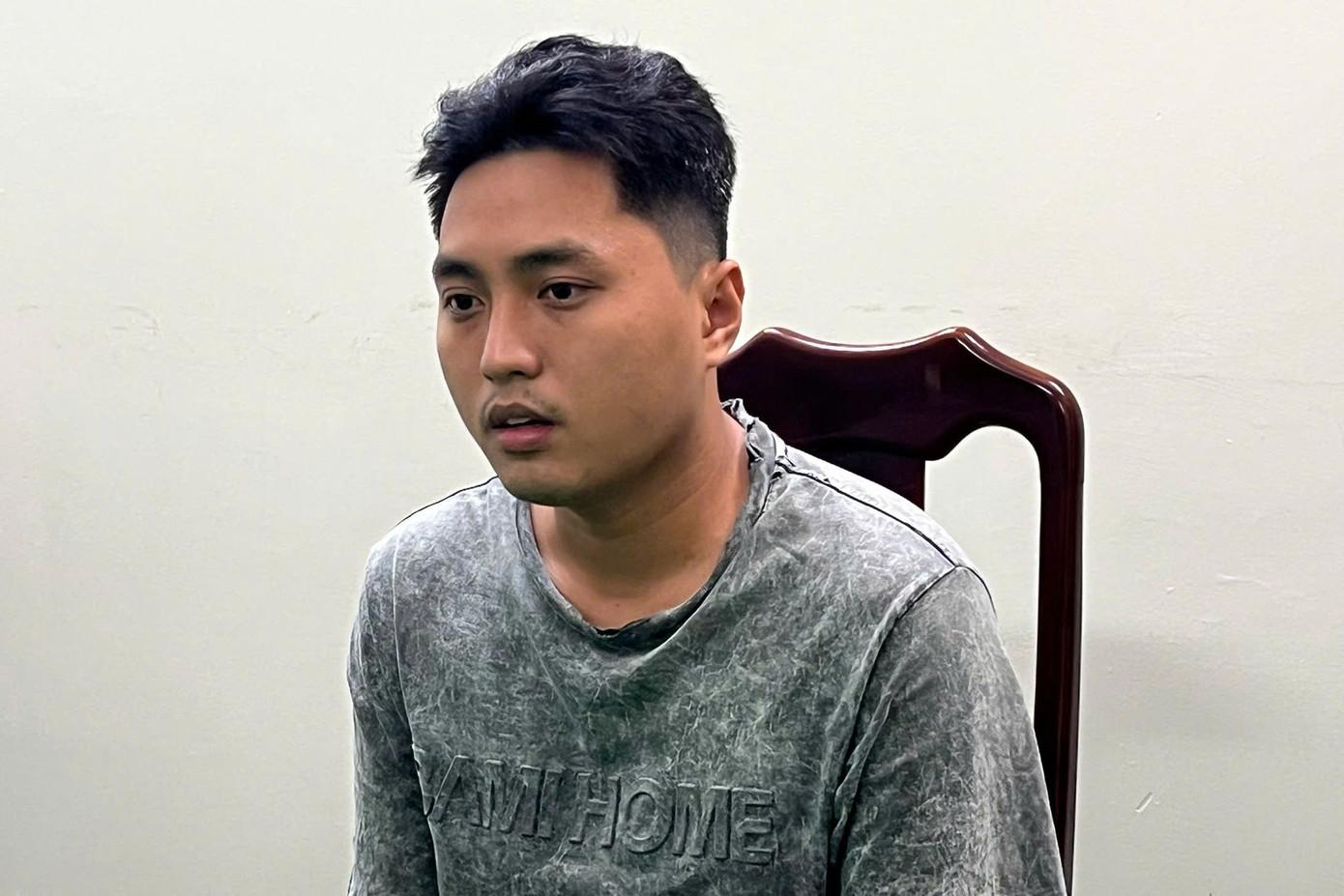 Trần Anh Tuấn tại cơ quan công an. Trần Anh Tuấn tại cơ quan công an.