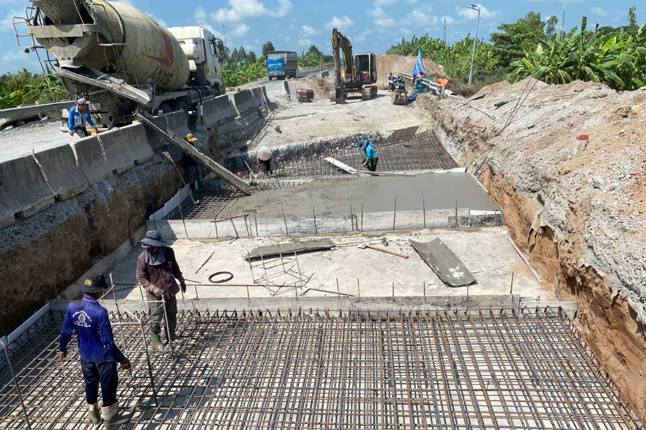 Thi công mở rộng làn dừng khẩn cấp tuyến cao tốc Lộ Tẻ - Rạch Sỏi.