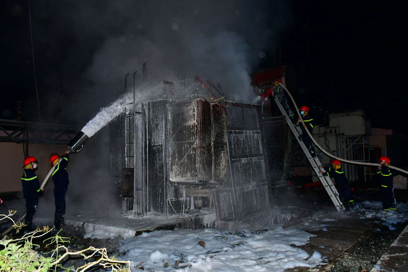 Sự cố cháy trạm biến áp 220kV Cai Lậy (Tiền Giang) được xác định do sét đánh. Sự cố cháy trạm biến áp 220kV Cai Lậy (Tiền Giang) được xác định do sét đánh.