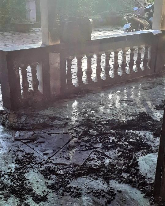 Tài sản, đồ đạc của ông Mến bị lửa thiêu rụi. Tài sản, đồ đạc của ông Mến bị lửa thiêu rụi.