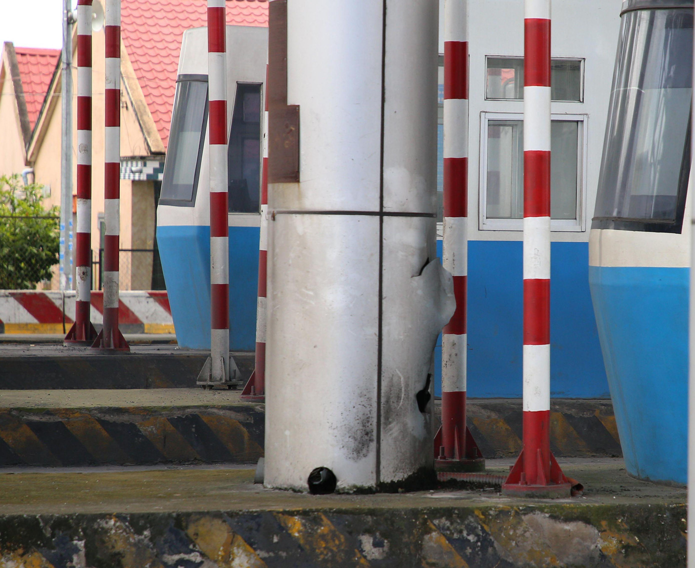 Xung quanh cabin của trạm thu phí bụi bám đầy...