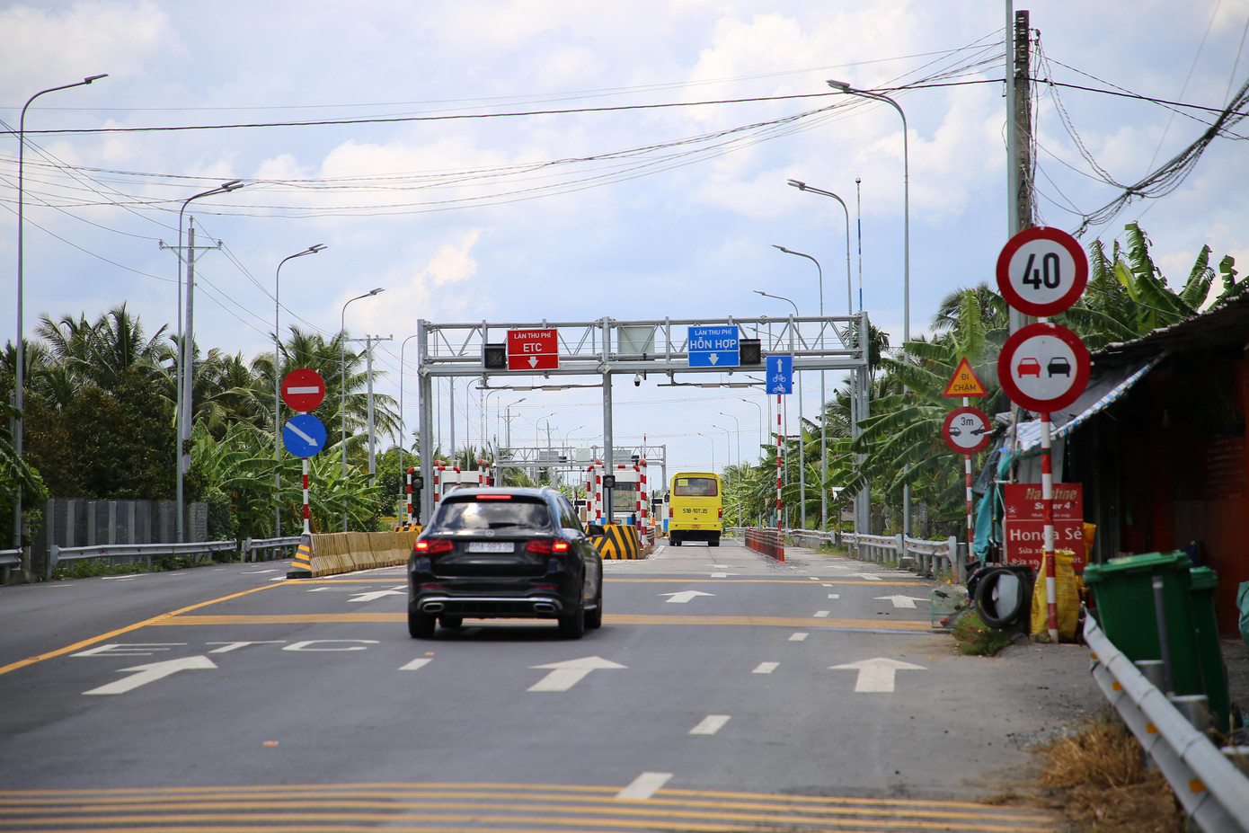 Về mức giá, theo đó giá vé qua trạm trên quốc lộ 1: thấp nhất là 14.000 đồng, cao nhất là 118.000 đồng. Đối với mức giá qua trạm trên tuyến tránh: thấp nhất là 24.000 đồng, cao nhất là 137.000 đồng. Ông Duy cho biết thêm, khi thu phí trở lại sẽ tiếp tục thực hiện phân luồng xe như quyết định trước đó của Tổng cục đường bộ Việt Nam, tức xe từ 29 ghế ngồi và xe từ 3 trục trở lên phải đi vào tuyến tránh.