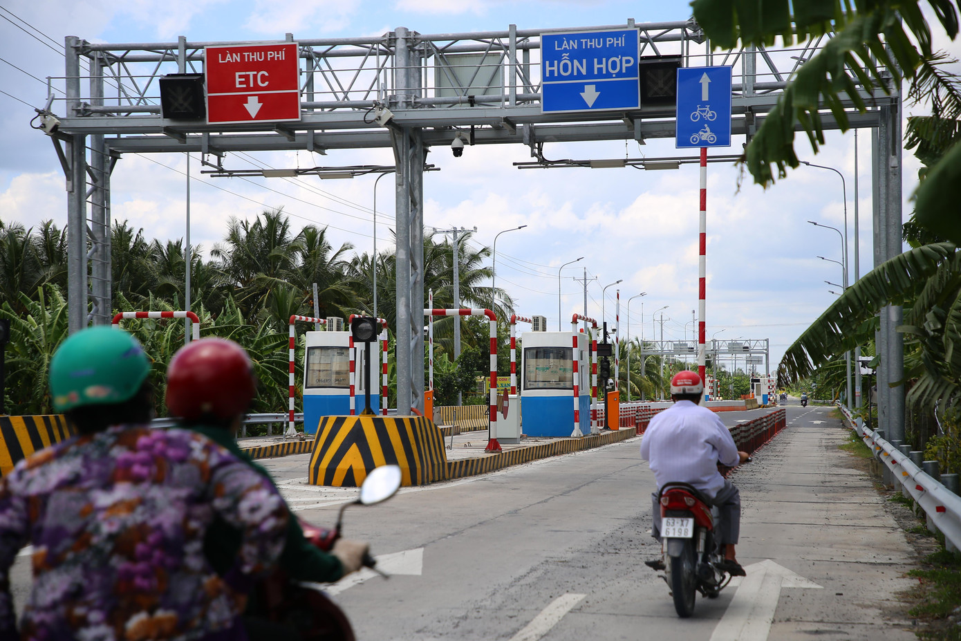 Hiện trạm thu phí trên quốc lộ 1 có 8 làn (mỗi hướng 4 làn), trong đó có 6 làn thu phí không dừng, 2 làn hỗn hợp. Đối với trạm tuyến tránh Cai Lậy có 4 làn (mỗi bên 2 làn), trong đó một làn thu phí không dừng, một làn hỗn hợp. Ảnh: Nhật Huy.