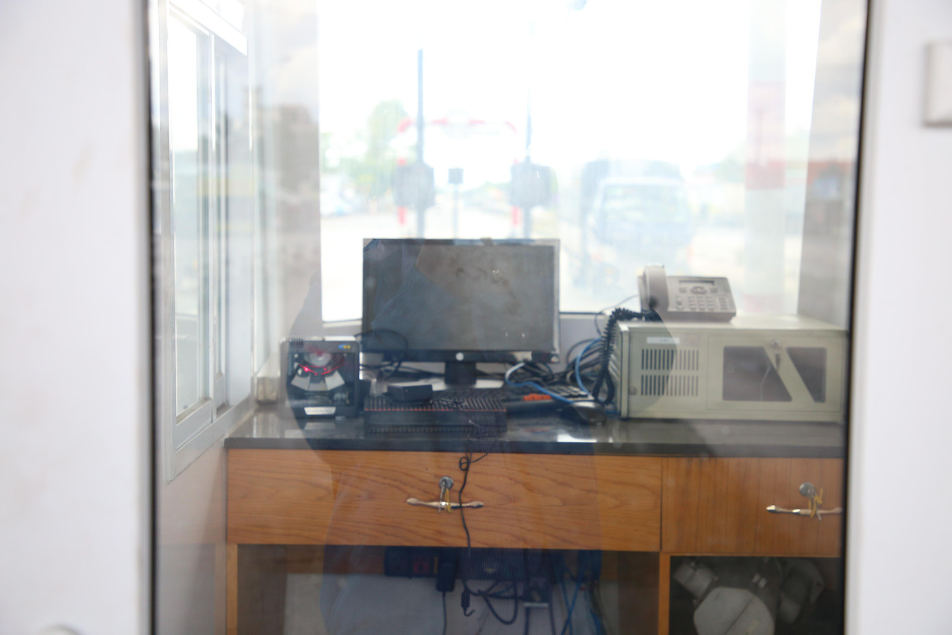 Trao đổi với Tiền Phong, ông Lê Trung Duy - Giám đốc Công ty TNHH Đầu tư quốc lộ 1 Tiền Giang cho biết, sau khi thu phí trở lại sẽ thực hiện miễn, giảm giá cho 41 xã, phường, thị trấn của các huyện, thị nằm trong bán kính 10km, tính từ tâm điểm trạm thu phí. Trong đó, xe không kinh doanh, xe buýt sẽ được miễn 100%, xe kinh doanh sẽ được giảm 50% giá vé. Khi thu phí trở lại, sẽ thực hiện thu liên trạm và xe đi qua hai trạm chỉ trả tiền vé cho một trạm.