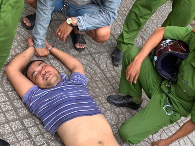 Tống Văn Hoàng Tuấn bị cảnh sát khống chế.