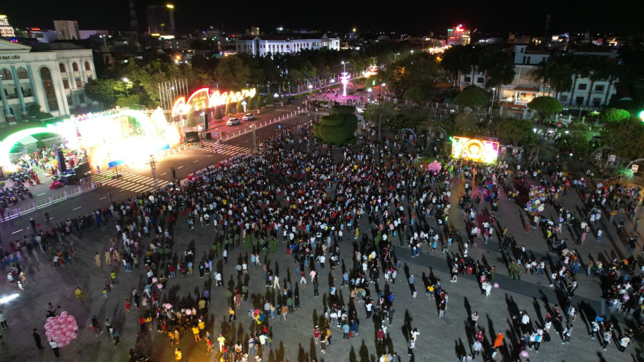 Tại Quảng trường Hùng Vương (TP. Bạc Liêu, tỉnh Bạc Liêu) rất đông người đến xem bắn pháo hoa nghệ thuật.