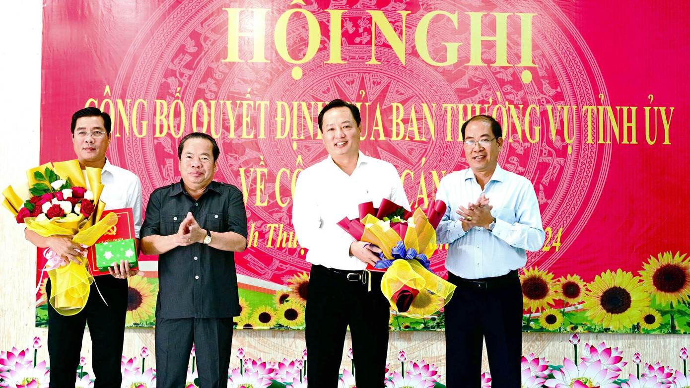 Phó bí thư Thường trực Tỉnh uỷ, Chủ tịch HĐND tỉnh Kiên Giang - Mai Văn Huỳnh trao quyết định cho ông Nguyễn Quốc Khởi và ông Nguyễn Thum Em. Ảnh. C. Tiên. Phó bí thư Thường trực Tỉnh uỷ, Chủ tịch HĐND tỉnh Kiên Giang - Mai Văn Huỳnh trao quyết định cho ông Nguyễn Quốc Khởi và ông Nguyễn Thum Em. Ảnh. C. Tiên.