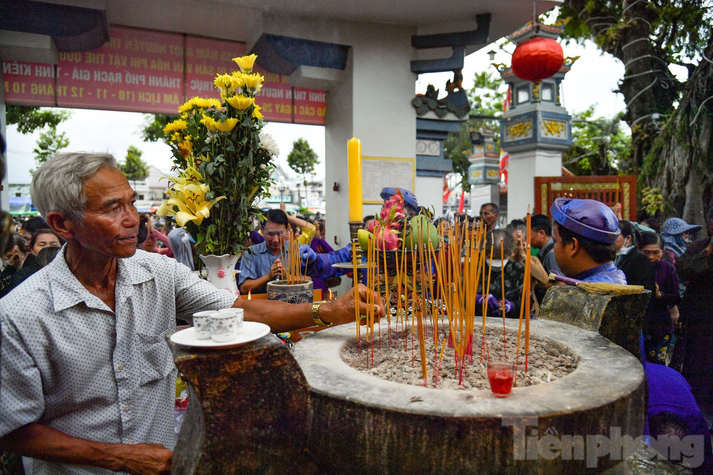 Nghi thức thắp hương Anh hùng dân tộc Nguyễn Trung Trực diễn ra trong không khí trang nghiêm, thể hiện tấm lòng thành kính, tri ân sâu sắc đối với vị Anh hùng dân tộc.