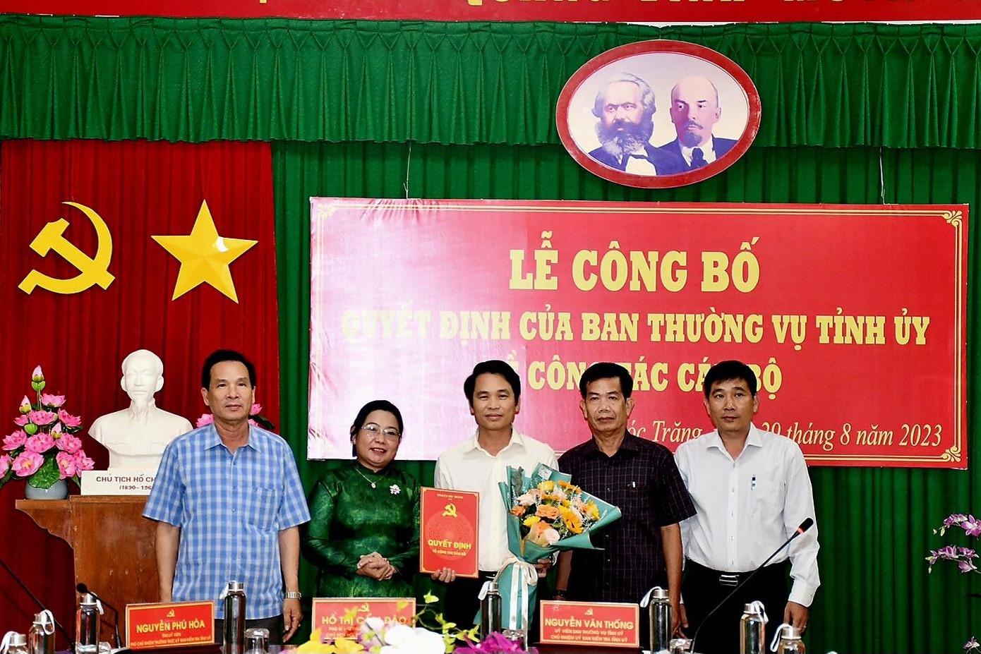 Phó bí thư Thường trực Tỉnh uỷ, Chủ tịch HĐND tỉnh Sóc Trăng Hồ Thị Cẩm Đào cùng lãnh đạo UBKT Tỉnh uỷ, Ban Tổ chức Tỉnh uỷ trao quyết định và tặng hoa chúc mừng ông Ngô Văn Út Nhỏ.