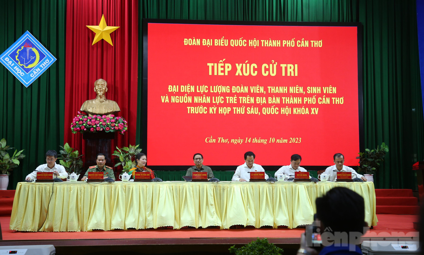 Quang cảnh hội nghị tiếp xúc cử tri chiều 14/10 tại Hội trường Lớn - Trường Đại học Cần Thơ, TP. Cần Thơ.