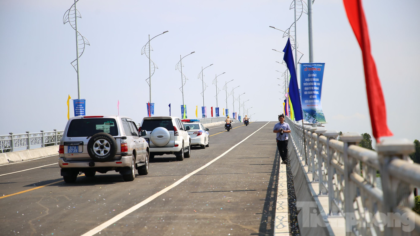 Cầu Châu Đốc bắc qua sông Hậu vượt tiến độ 9 tháng. Cầu Châu Đốc bắc qua sông Hậu vượt tiến độ 9 tháng.