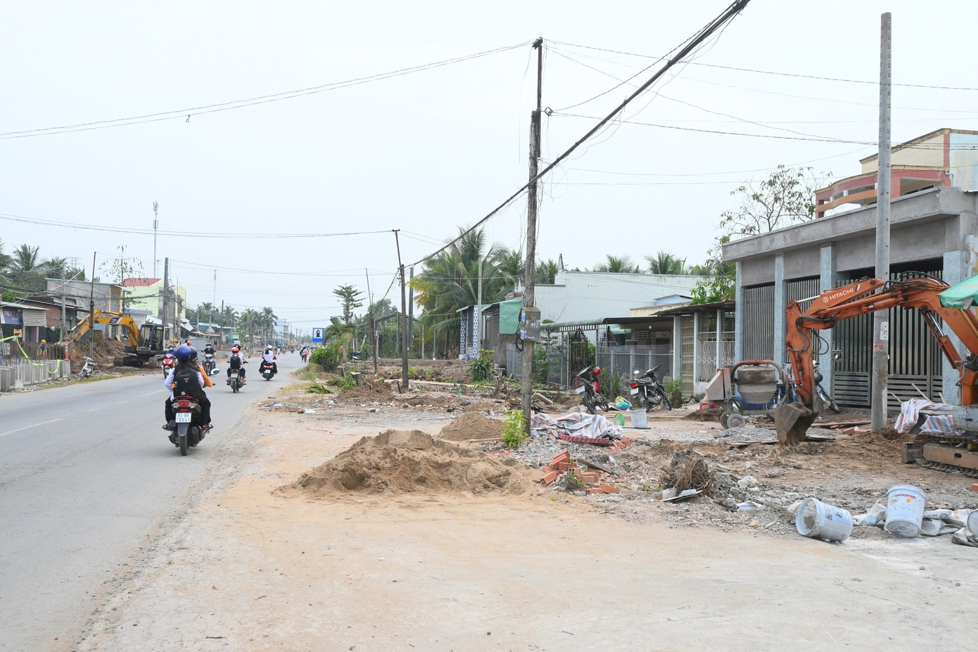 Các hộ dân nhận tiền bồi thường, hỗ trợ đã tháo dỡ nhà cửa,... bàn giao mặt bằng cho đơn vị thi công dự án.