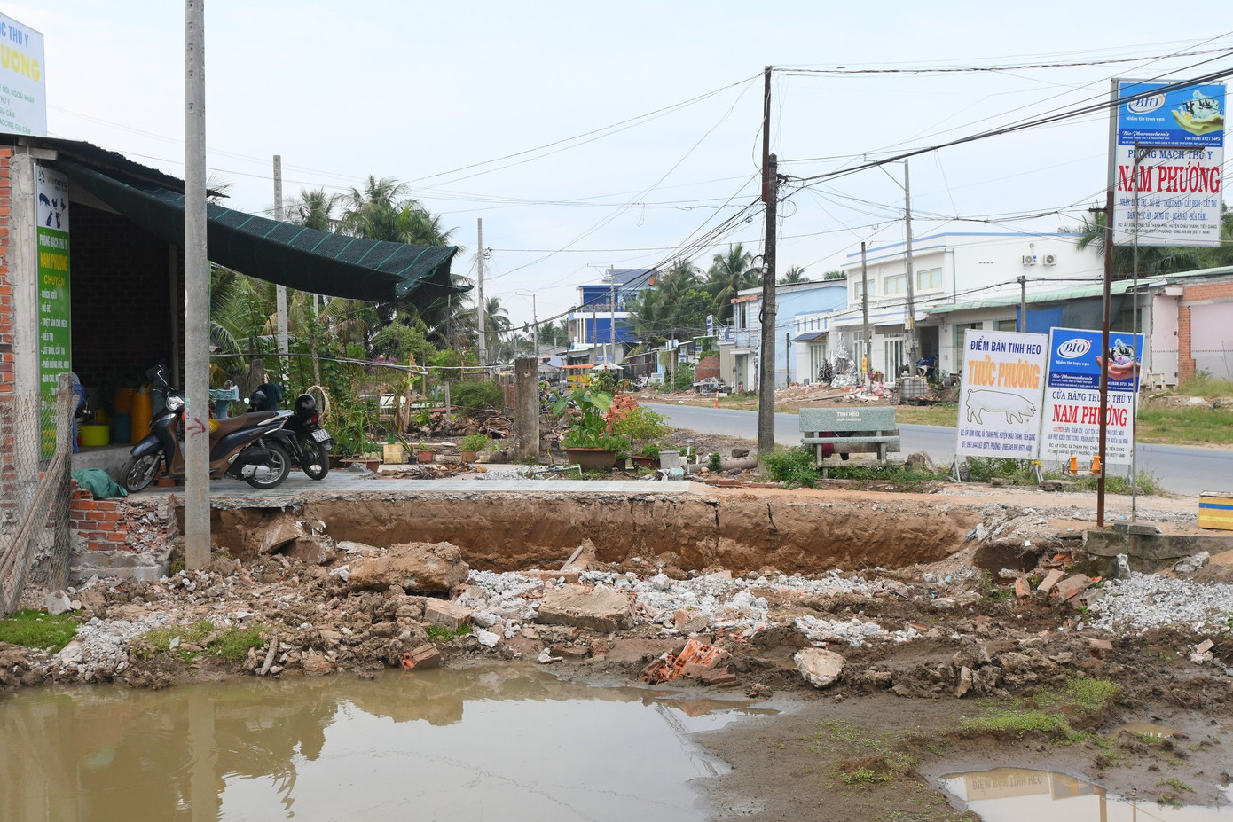 Người dân tự nguyện tháo dỡ nhà, công trình trên đất để bàn giao mặt bằng cho nhà thầu thi công dự án cầu Rạch Miễu 2.