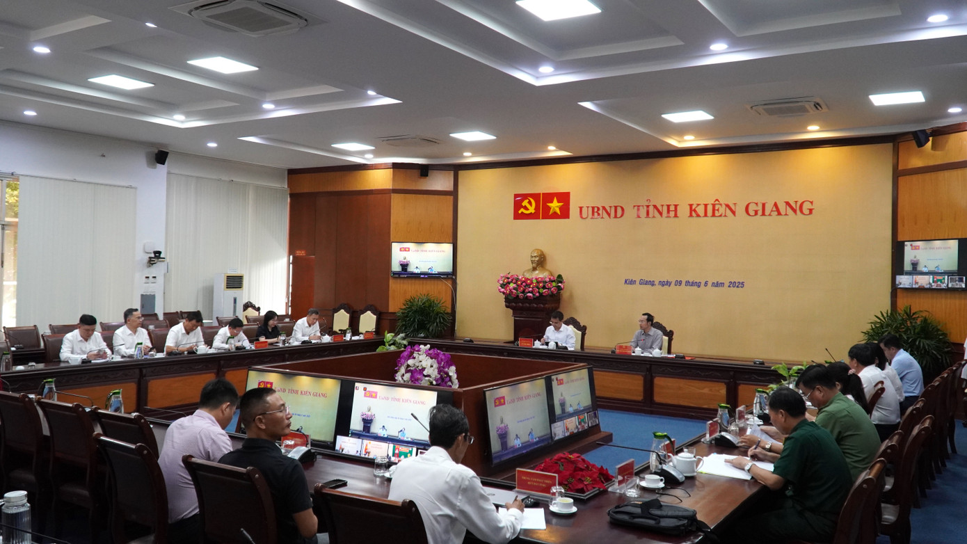 Quang cảnh buổi làm việc. Quang cảnh buổi làm việc.