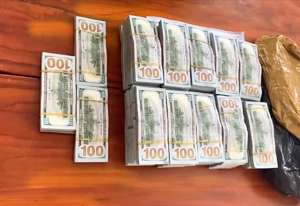 USD được lực lượng công an thu giữ. Ảnh: Nghiêm Túc. USD được lực lượng công an thu giữ. Ảnh: Nghiêm Túc.