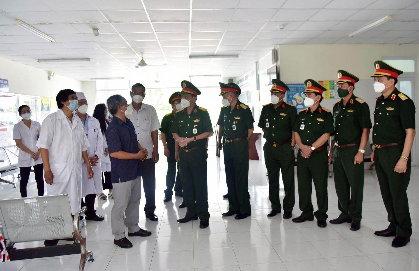 Trung tướng Ngô Minh Tiến đến thăm và làm việc với y bác sĩ Bệnh viện Lao và bệnh Phổi tỉnh Kiên Giang. Ảnh: P. Vũ.