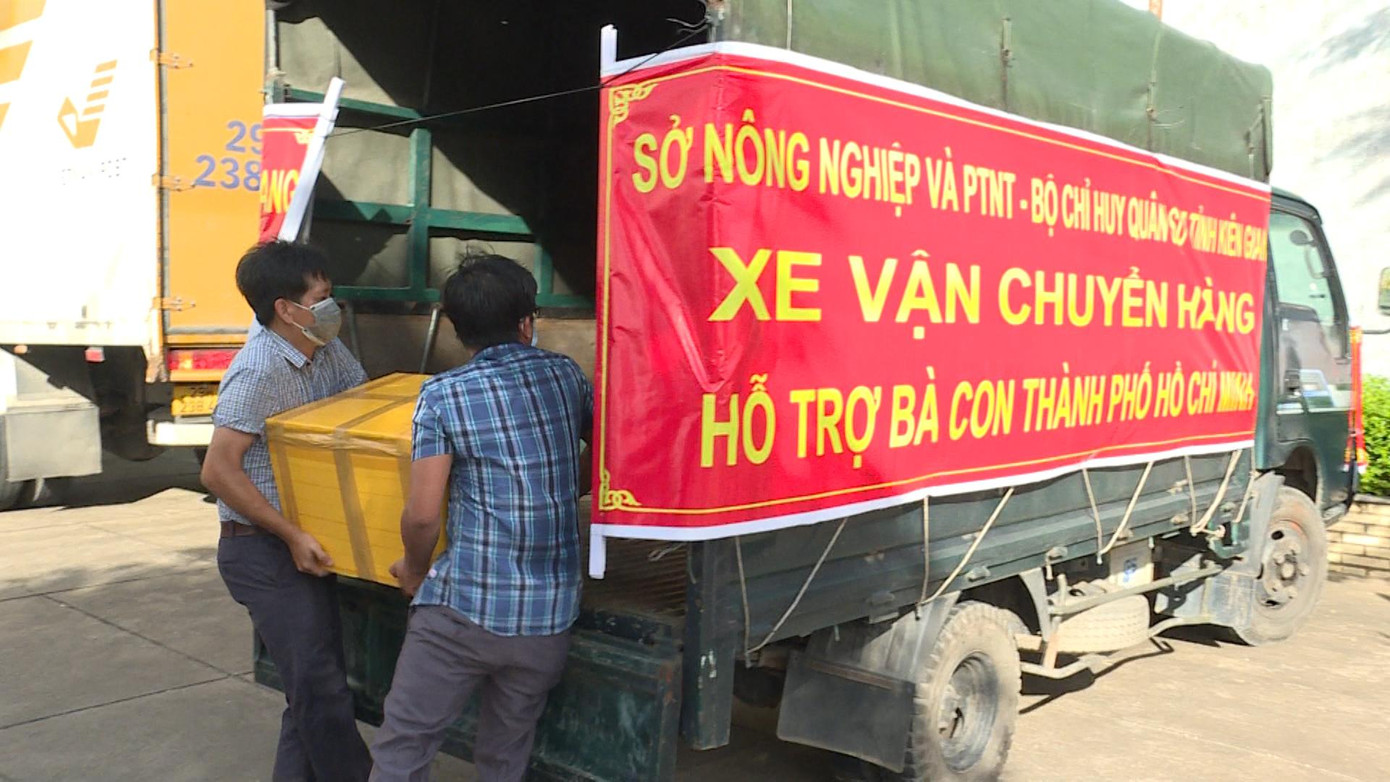 Xe chở lương thực, thực phẩm lên TP. HCM để hỗ trợ cho người dân đang gặp khó khăn trong các vùng phong toả, khu cách ly.