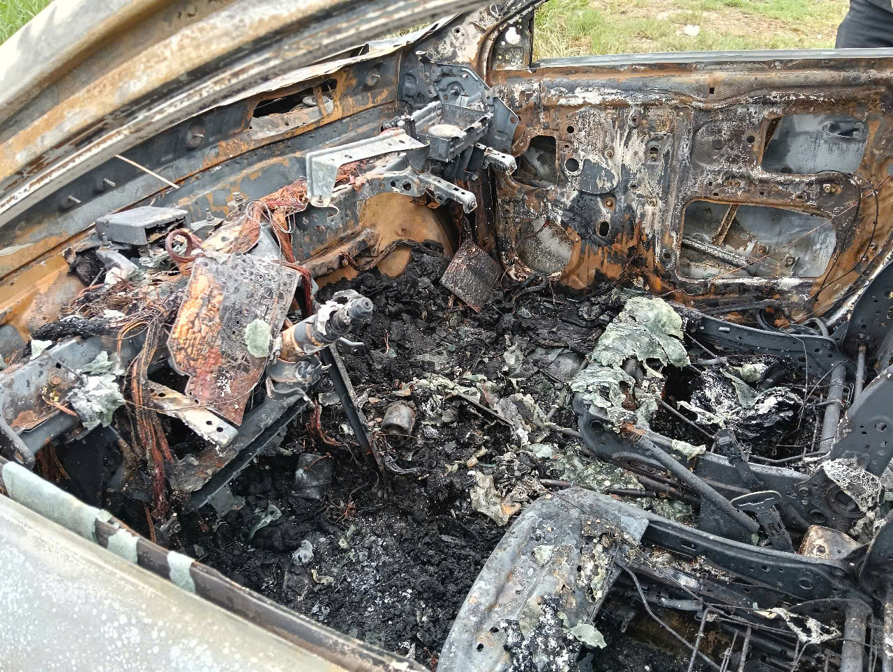 Ô tô 4 chỗ bị lửa thiêu rụi. Ô tô 4 chỗ bị lửa thiêu rụi.