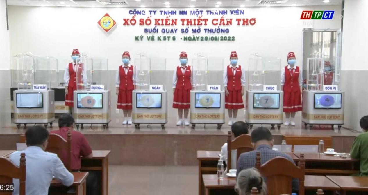 Học sinh chỉnh trái banh ngay ngắn khi lồng cầu điện tử cho ra kết quả.