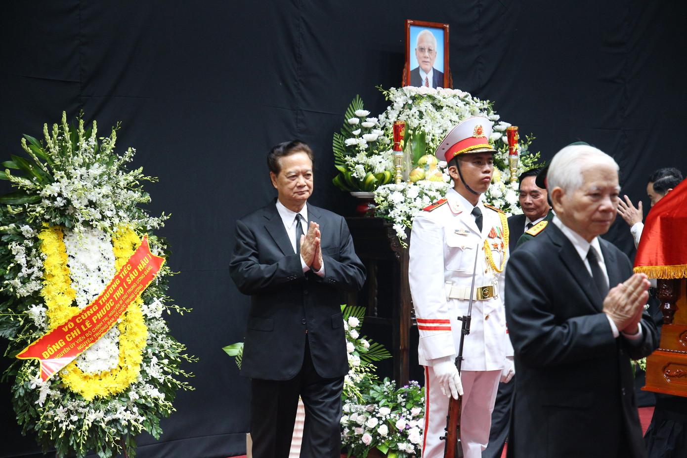 Nguyên Chủ tịch nước Nguyễn Minh Triết, nguyên Thủ tướng Chính phủ Nguyễn Tấn Dũng viếng đồng chí Lê Phước Thọ. (Ảnh: Nhật Huy)