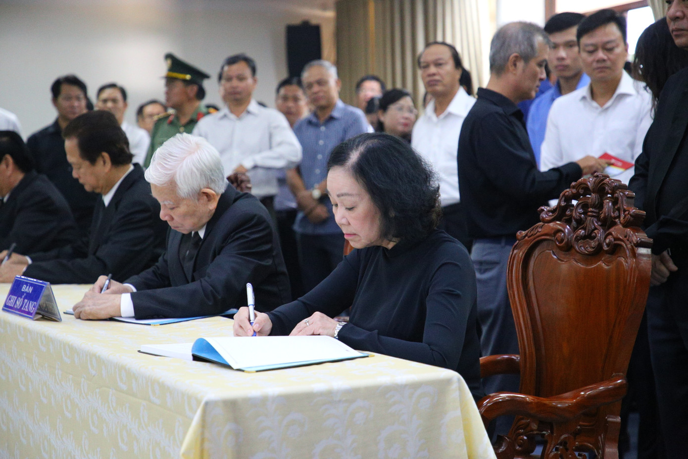 Thường trực Ban Bí thư, Trưởng ban Tổ chức Trung ương Trương Thị Mai và các đồng chí nguyên lãnh đạo Đảng, Nhà nước ghi sổ tang. (Ảnh: Nhật Huy)