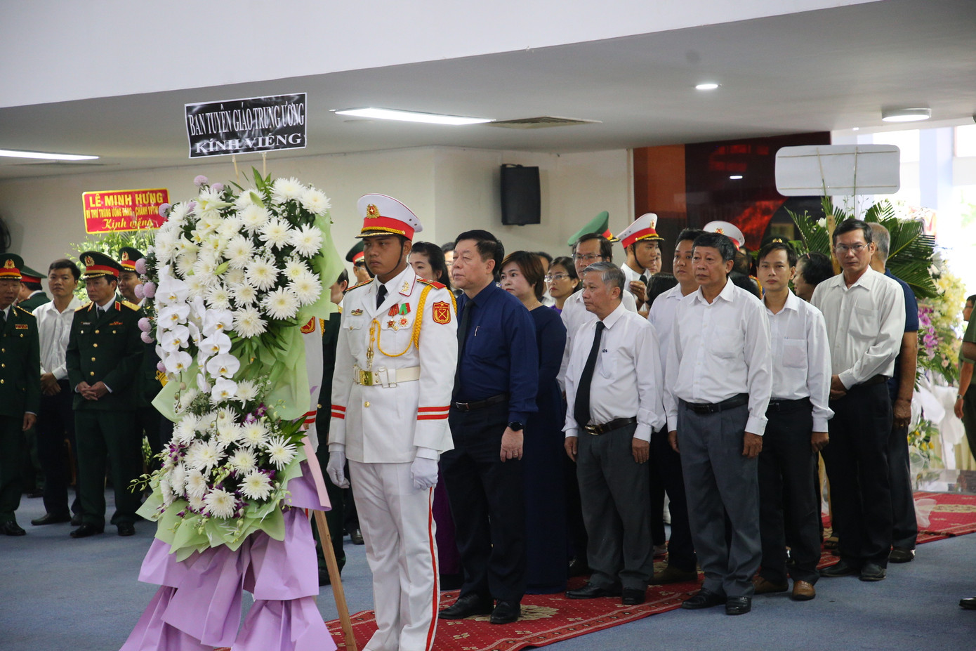 Các đoàn đại biểu Văn phòng Trung ương Đảng; Ban Tuyên giáo Trung ương; Quân ủy Trung ương, Bộ Quốc phòng; Bộ Công an; các bộ, ban, ngành Trung ương và địa phương đến viếng đồng chí Lê Phước Thọ và chia buồn cùng gia quyến. Trong ảnh là đoàn ban Tuyên giáo Trung ương vào viếng. (Ảnh: Nhật Huy)