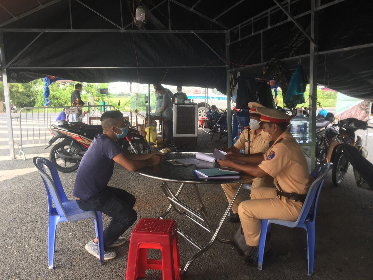 Lập biên bản vi phạm hành chính đối với tài xế Trọng.