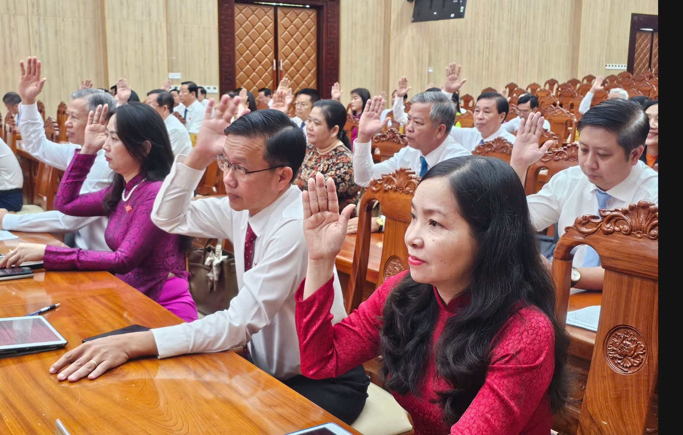 Đại biểu HĐND biểu quyết thông qua nghị quyết tán thành chủ trương thành lập huyện đảo Thổ Châu. Đại biểu HĐND biểu quyết thông qua nghị quyết tán thành chủ trương thành lập huyện đảo Thổ Châu.
