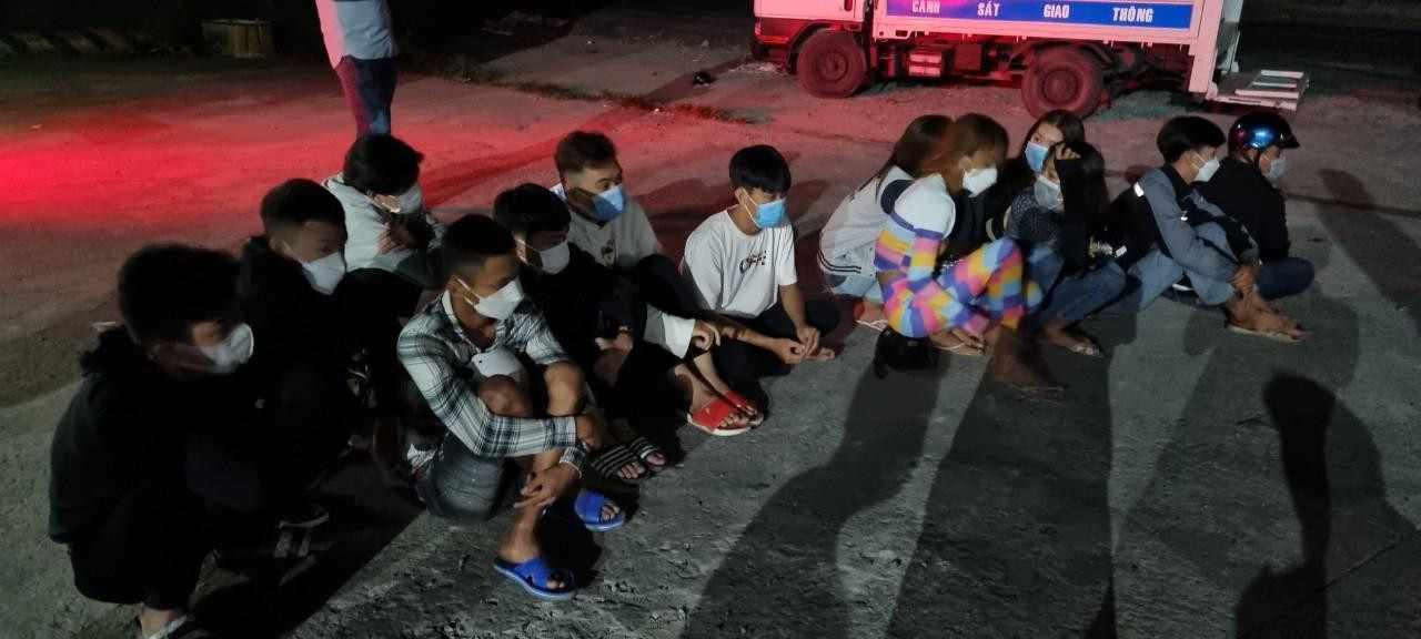 Nhóm thanh niên đua xe và cổ vũ đua xe trái phép. Nhóm thanh niên đua xe và cổ vũ đua xe trái phép.