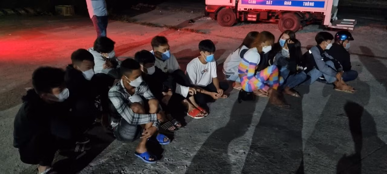 Nhóm thanh niên đua xe và cổ vũ đua xe trái phép. Nhóm thanh niên đua xe và cổ vũ đua xe trái phép.