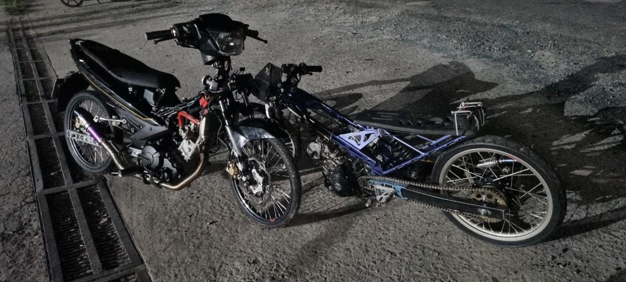 2 chiếc xe đã thay đổi kết cấu dùng để đua xe. Ảnh: Văn Vũ. 2 chiếc xe đã thay đổi kết cấu dùng để đua xe. Ảnh: Văn Vũ.