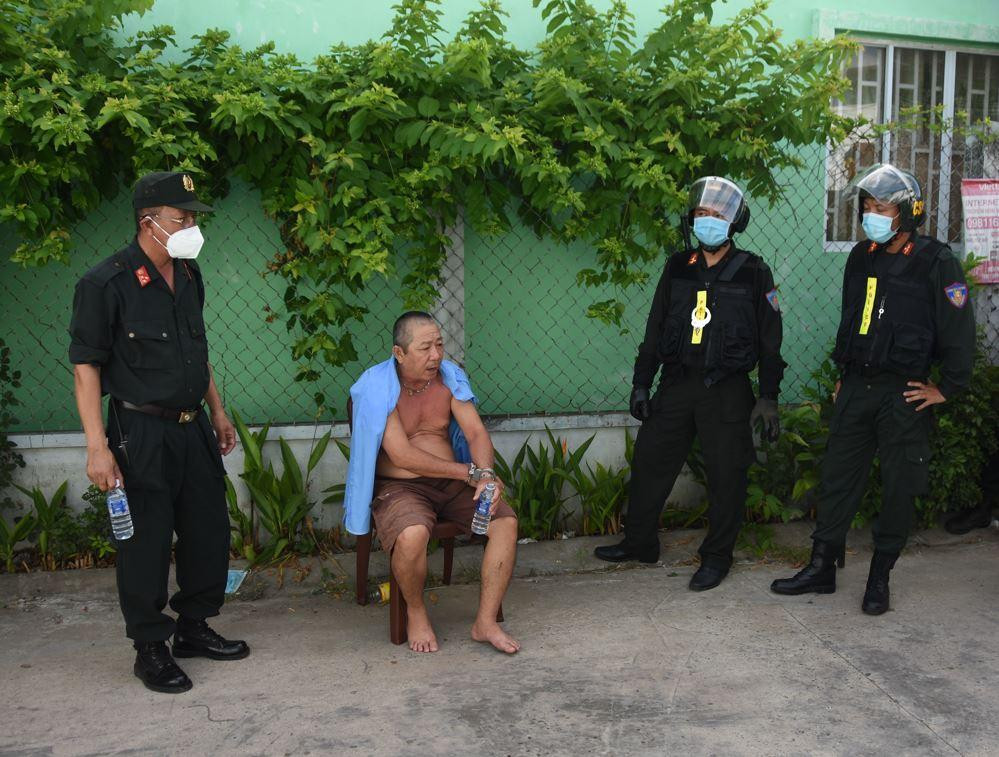 Minh bị cảnh sát khống chế bắt giữ. Ảnh: Trọng Tín.