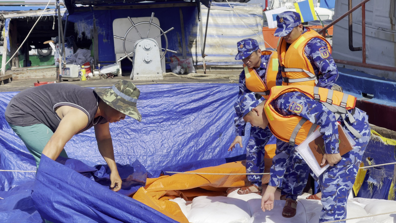 Tổ công tác tiến hành kiểm tra hàng hóa trên tàu