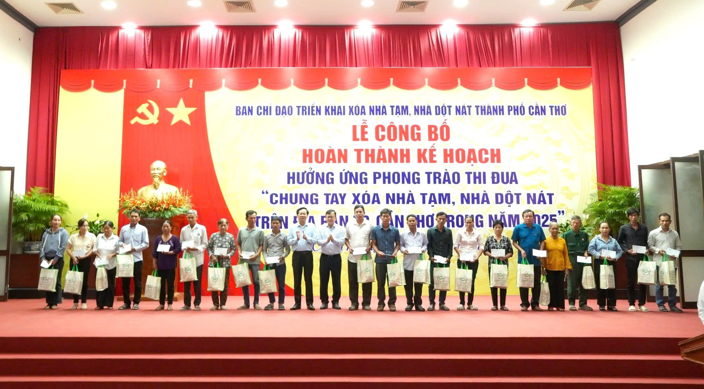 Ban Chỉ đạo triển khai xoá nhà tạm, nhà dột nát TP. Cần Thơ tặng quà cho 50 hộ gia đình được xây dựng, sửa chữa nhà.