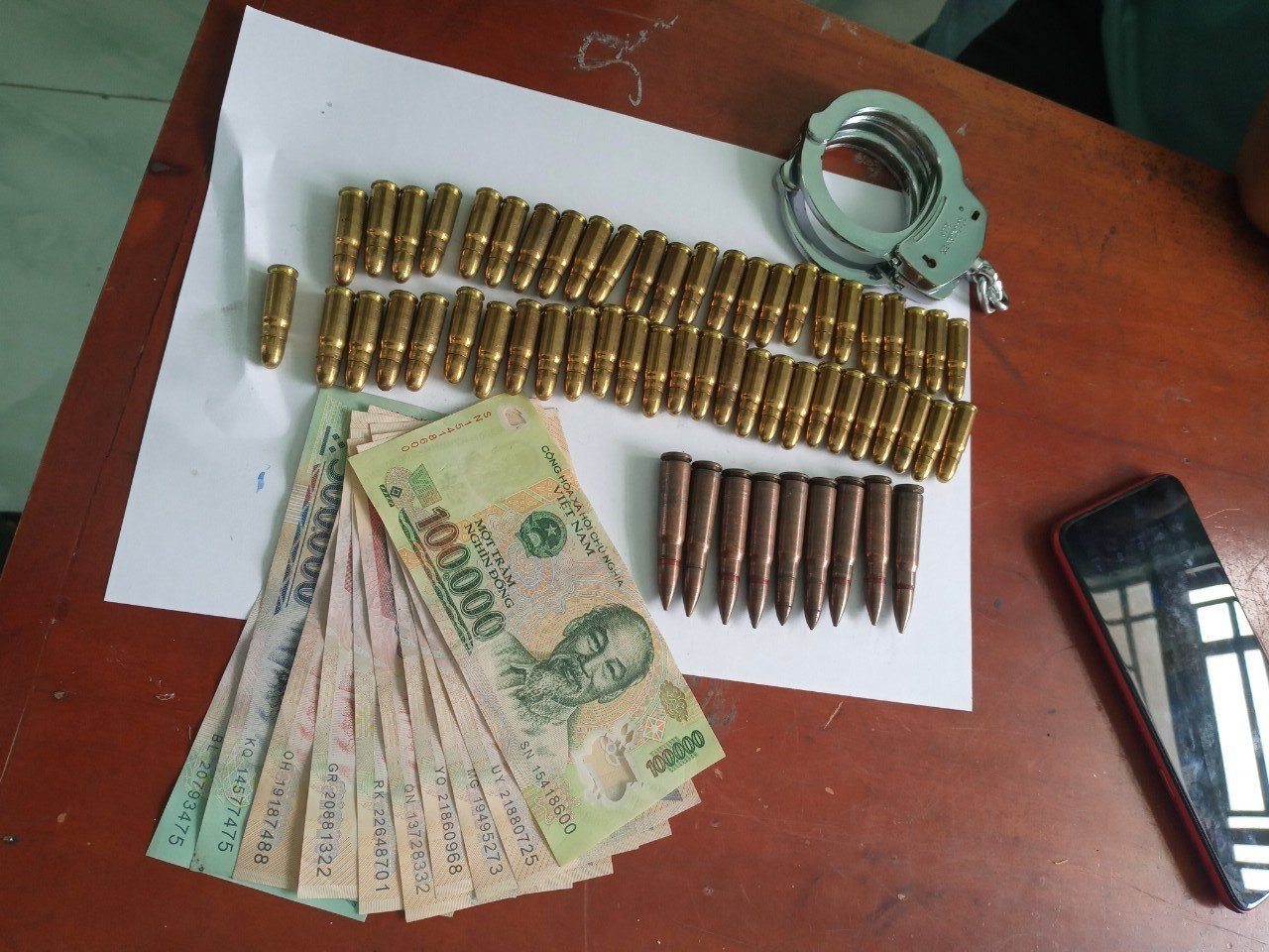 Đạn và còng số 8 được thu giữ trong cốp xe máy của Phong. Đạn và còng số 8 được thu giữ trong cốp xe máy của Phong.