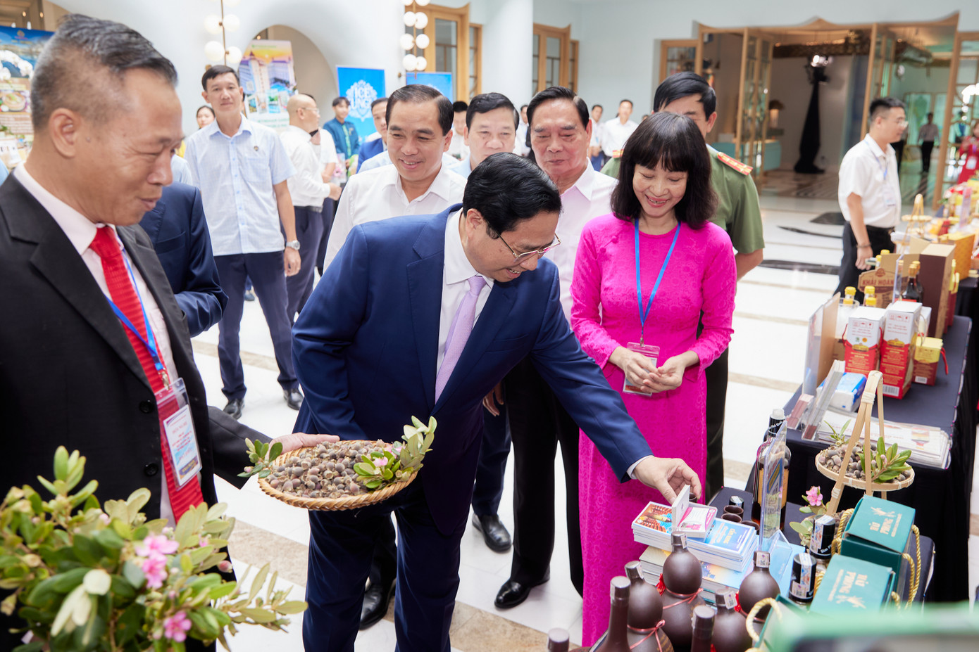 Thủ tướng Phạm Minh Chính tham quan các gian hàng đặc sản của Phú Quốc tại hội nghị.