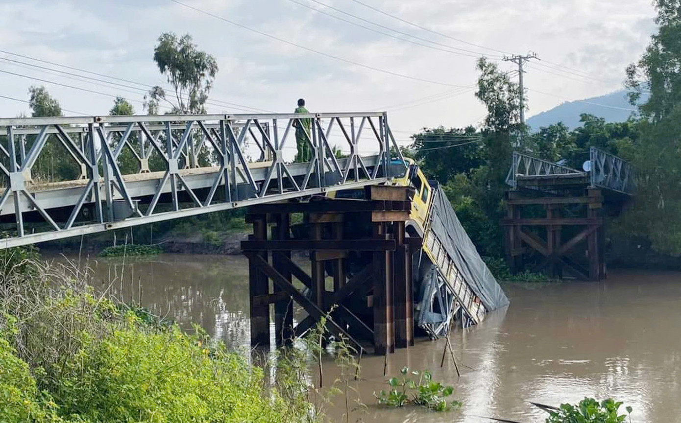 Hiện trường vụ sập cầu. Ảnh: Nghiêm Túc. Hiện trường vụ sập cầu. Ảnh: Nghiêm Túc.