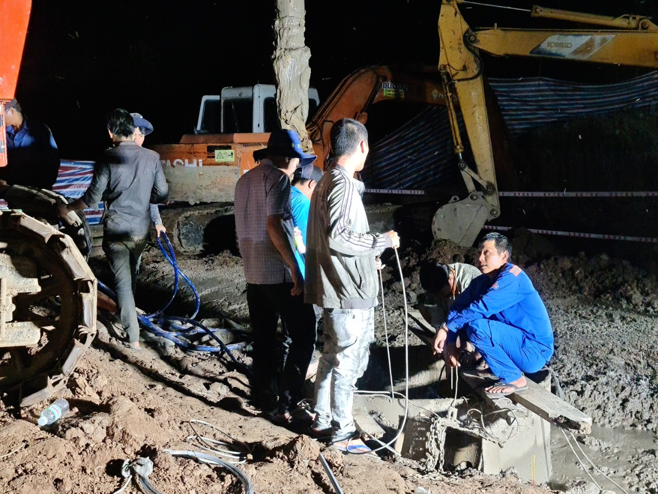 Sau đó, xử lý công tác cứu hộ, đưa cháu trai ra khỏi ống trụ bê tông. Công tác này do lực lượng công binh Quân khu 9 đảm nhận.