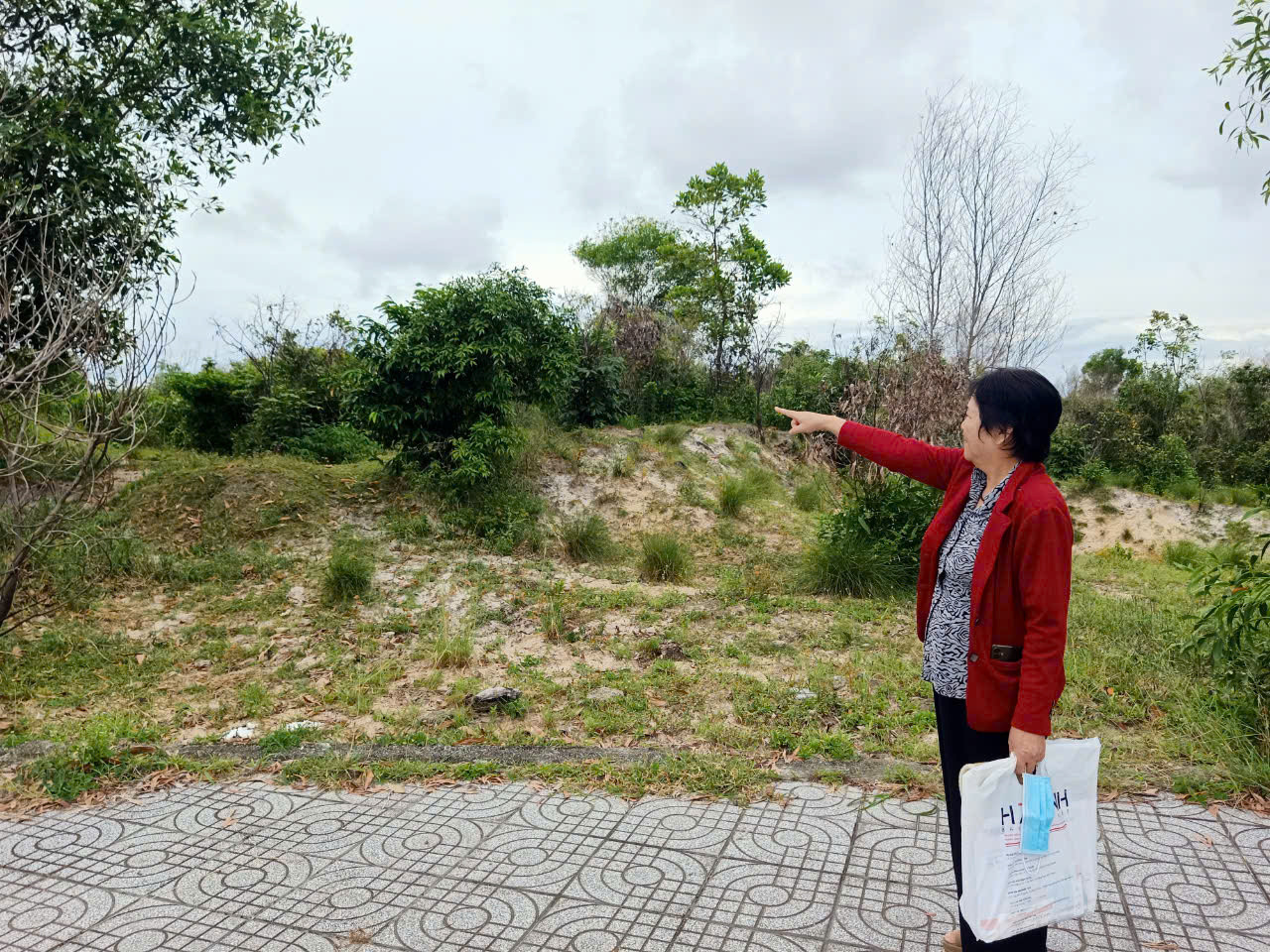 Bà Hà chỉ về phần đất của mình bị thu hồi làm dự án du lịch. Bà Hà chỉ về phần đất của mình bị thu hồi làm dự án du lịch.