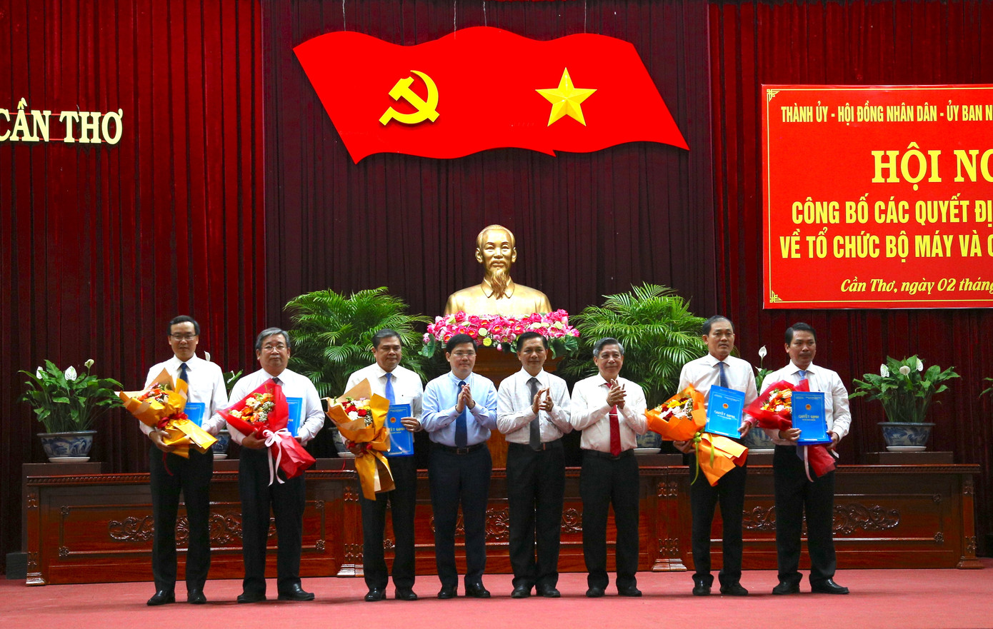 Lãnh đạo Thành uỷ, UBND TP. Cần Thơ trao quyết định bổ nhiệm lãnh đạo các sở, ngành. Lãnh đạo Thành uỷ, UBND TP. Cần Thơ trao quyết định bổ nhiệm lãnh đạo các sở, ngành.
