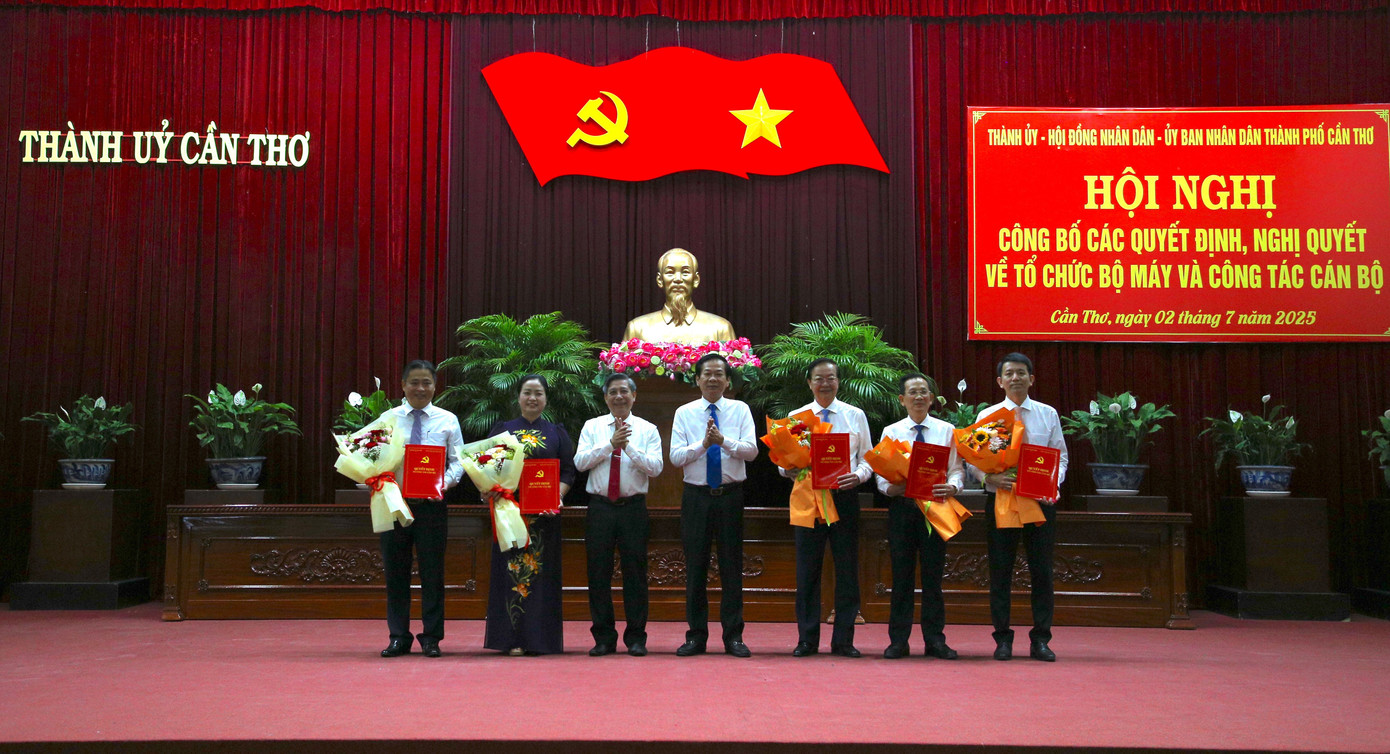 Lãnh đạo Thành uỷ Cần Thơ trao quyết định thành lập và phân công, bổ nhiệm lãnh đạo, quản lý 5 cơ quan tham mưu giúp việc của Thành ủy. Lãnh đạo Thành uỷ Cần Thơ trao quyết định thành lập và phân công, bổ nhiệm lãnh đạo, quản lý 5 cơ quan tham mưu giúp việc của Thành ủy.